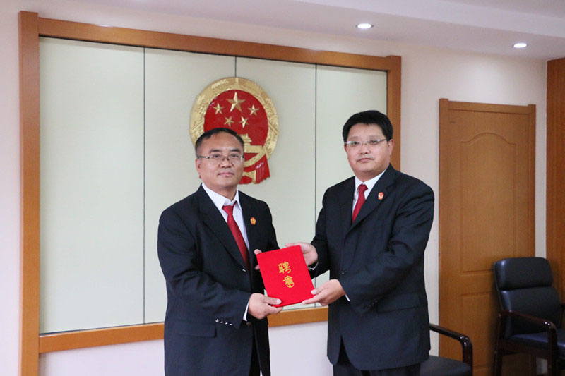 錦州市太和區(qū)人民法院黨組書記、院長康贏健(右)為新任法官導(dǎo)師頒發(fā)了聘書
