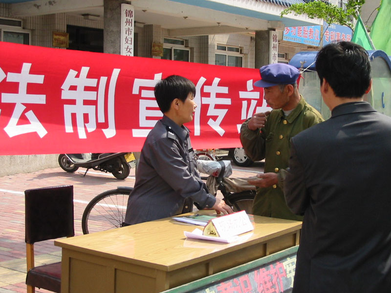 【今昔對比1】過去設立咨詢臺解答群眾法律咨詢