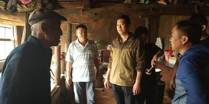王卓(左三)入戶(hù)走訪