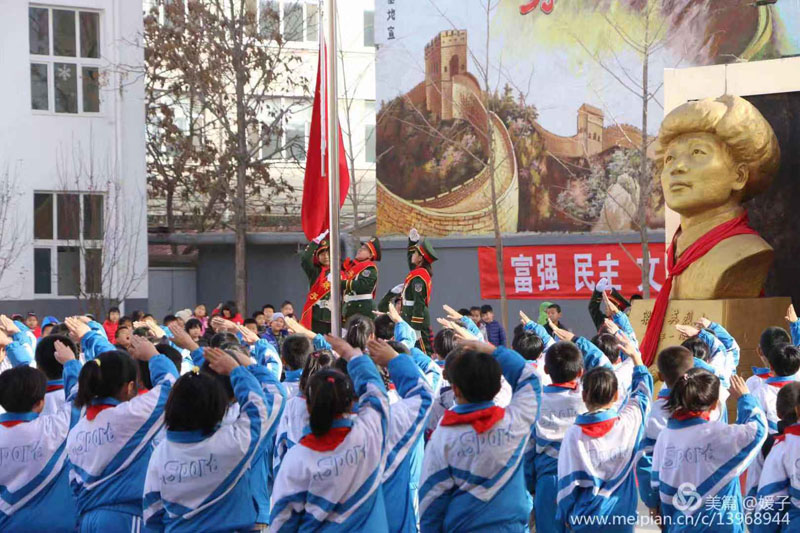 錦州市古塔區(qū)士英小學(xué)的晨讀憲法活動。特約記者 孫松玲 本報記者 蔡冰 攝