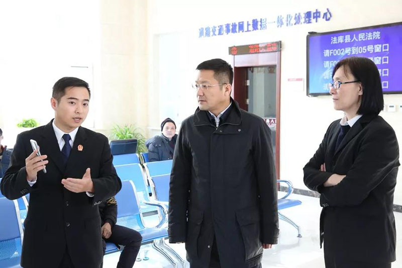 法庫(kù)縣法院工作人員介紹該院訴訟服務(wù)中心相關(guān)情況
