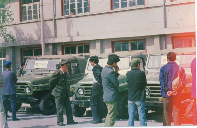 1991年5月22日，分局“兩反”返贓大會(huì)中展示繳獲的贓物吉普車
