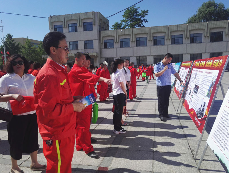 今年9月，沈陽采油廠對(duì)油區(qū)職工進(jìn)行安全開展普法教育