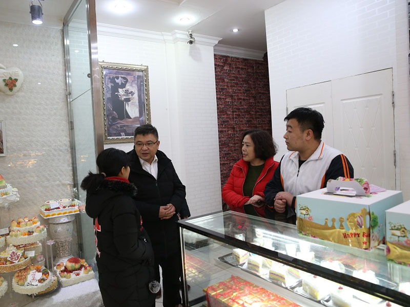 配文1：張?zhí)m就業(yè)后邀請檢察官到她所在的蛋糕店參觀
