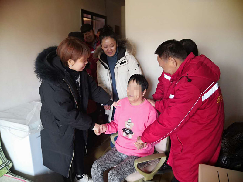 張娜（左一）、王春梅看望癱瘓居民