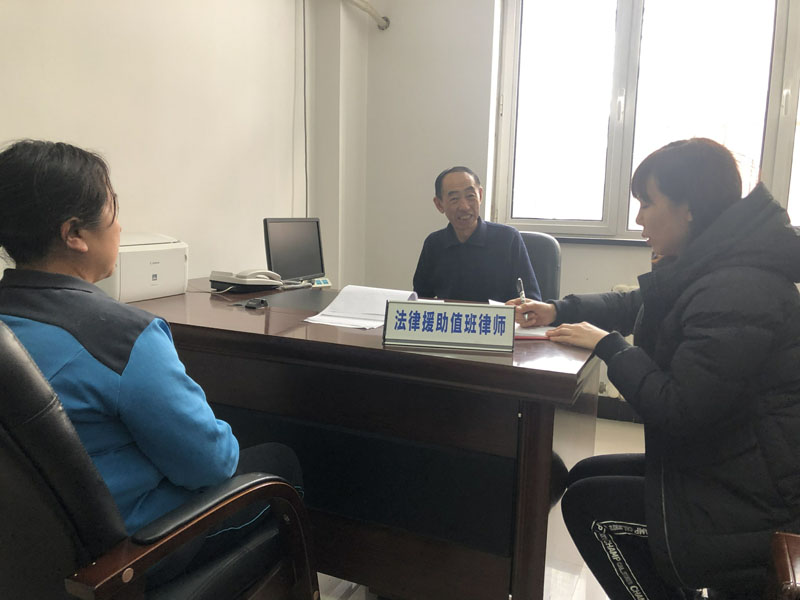法律援助值班律師王維生（右二）解答市民法律問題，記者（右一）在一旁認(rèn)真記錄