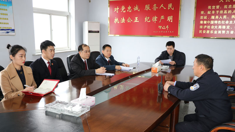 看守所工作人員向檢察組講解進(jìn)入監(jiān)區(qū)注意事項(xiàng)
