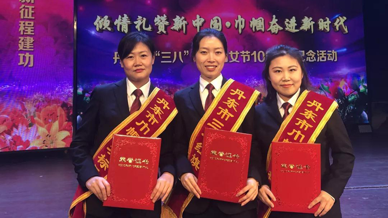 從左往右依次是李曉菲、鄒慧姝、陳曙光