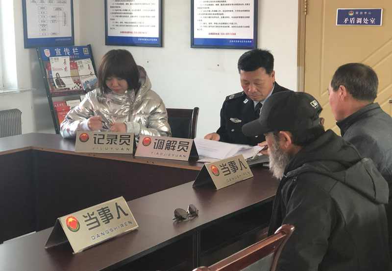 李家新（左二）調(diào)解村民糾紛，記者（左一）認(rèn)真記錄