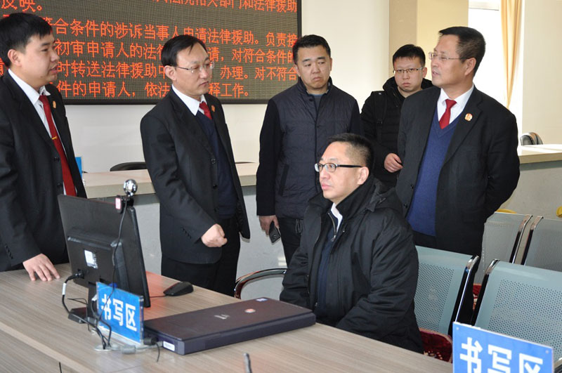 北鎮(zhèn)法院黨組書記、院長張春風(fēng)（左二）為前來參觀的兄弟法院干警講解網(wǎng)上立案流程