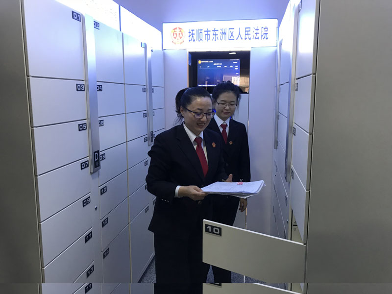 員額法官曹曉梅第一個(gè)使用“云柜”拿到了卷宗