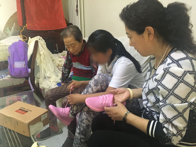 今年六一節(jié)前，樊麗萍給陽陽買了一雙新鞋當(dāng)做節(jié)日禮物