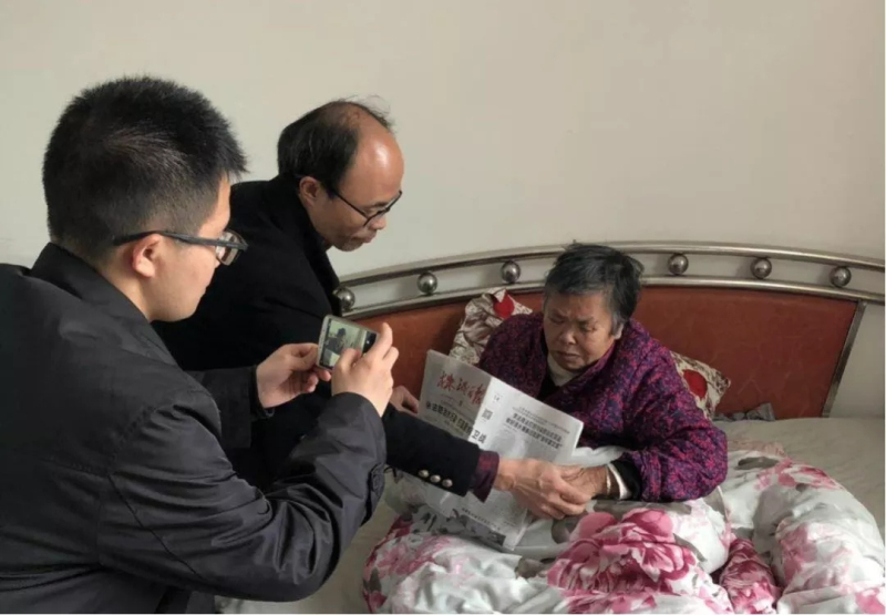 立三村網(wǎng)格員幫助轄區(qū)內(nèi)行動不便的老人進行養(yǎng)老認證