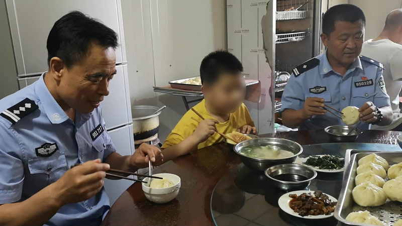 午飯了，男孩不愛吃包子，食堂給專門烙的糖餅，吃的噴香