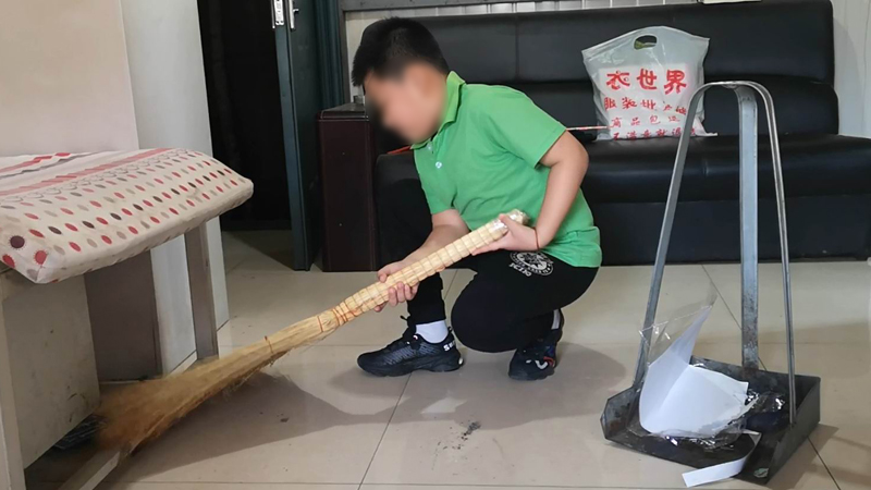 小男孩很懂事，經(jīng)常幫助派出所打掃打掃衛(wèi)生