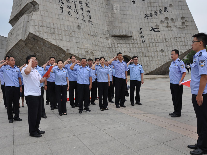 配文1：趙曉光帶領全體黨員在黨旗前重溫入黨誓詞 于曉偉 攝