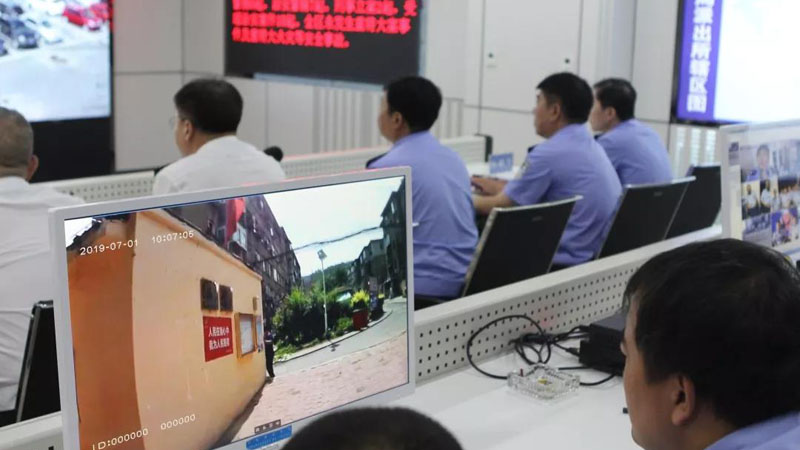 配文2：指揮中心對(duì)4G執(zhí)法記錄儀即時(shí)傳回的畫面進(jìn)行分析