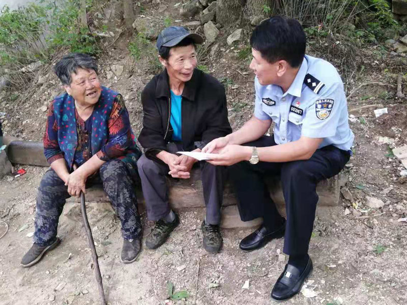 民警進村解答戶籍問題