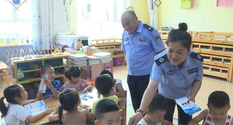 兀術(shù)街司法所孫海彬、吳研到調(diào)兵山市育才幼兒園，進行法律宣傳