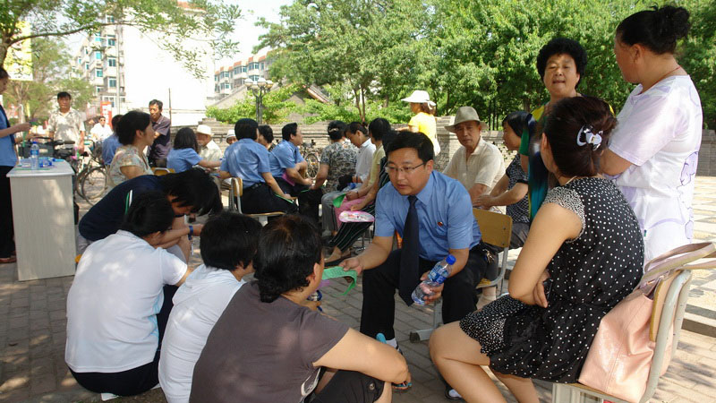 2010年6月24日，遼陽(yáng)市院百名檢察官走進(jìn)社區(qū)