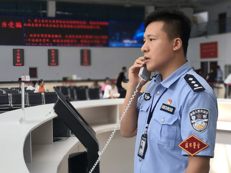 遲文龍正在接聽(tīng)群眾電話