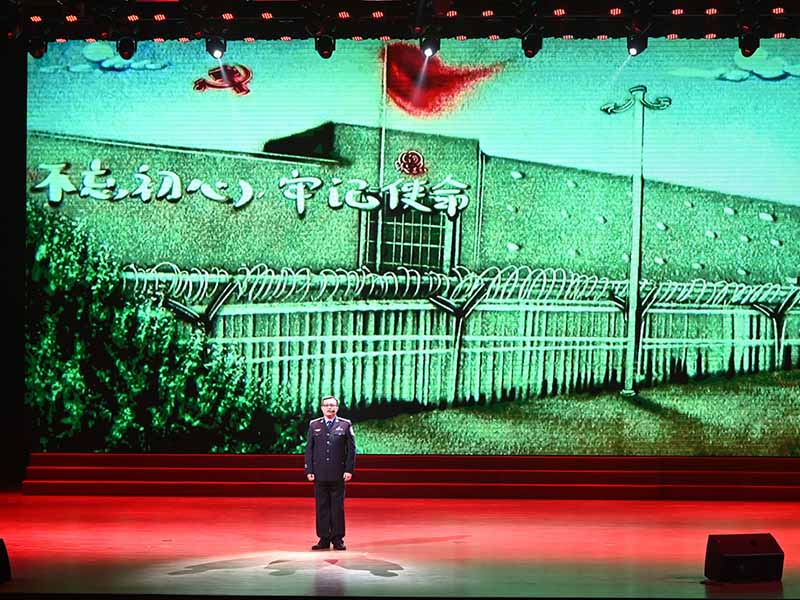 演講者在現(xiàn)場(chǎng)匯報(bào)演講