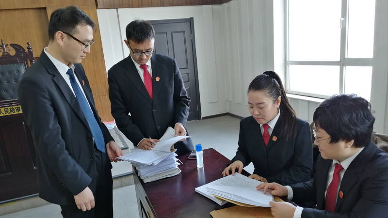 民二庭的法官、法官助理正在研究案件