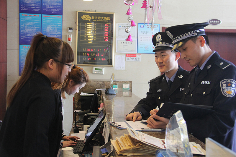 錦州市公安局民警深入企業(yè)、商戶宣傳掃黑除惡專項斗爭