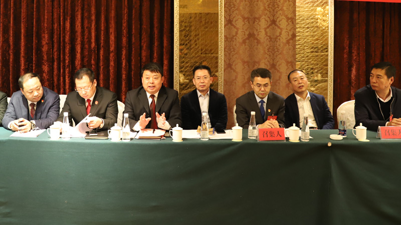 李延輝（左三）在鐵嶺市政協(xié)組織召開的民營(yíng)企業(yè)家座談會(huì)上