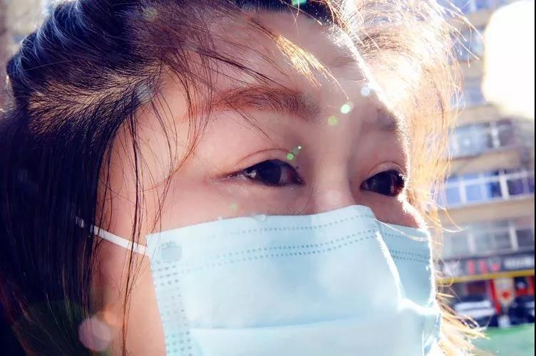 望著父親的背影，女兒眼里全是淚水