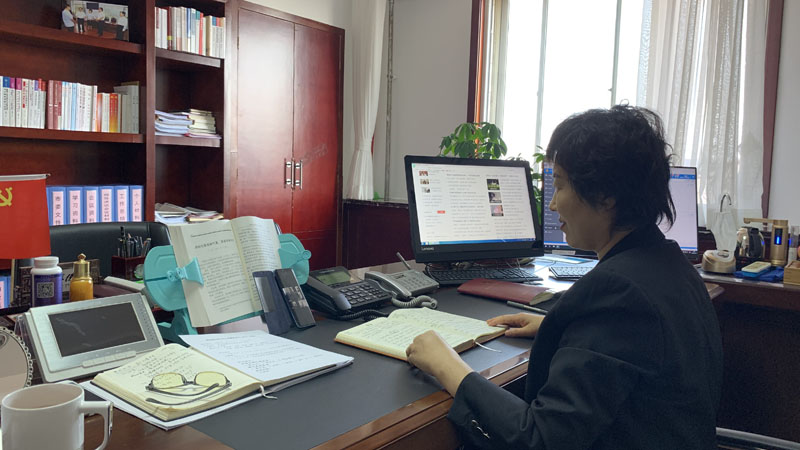 葫蘆島中院黨組書記、院長王淑俐主持“云會議”