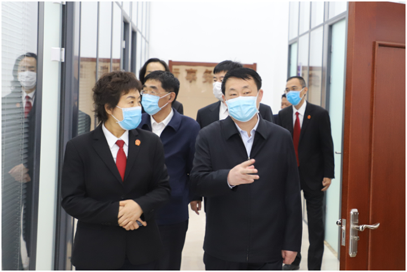 葫蘆島市委常委、政法委書記孫洪軍（右）到訴訟服務(wù)中心調(diào)研