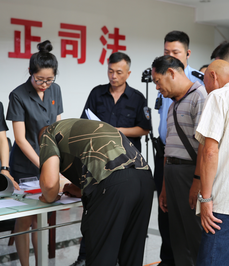 農(nóng)民工們正在東洲區(qū)法院法官干警的有序指導(dǎo)下領(lǐng)回自己的血汗錢(qián)