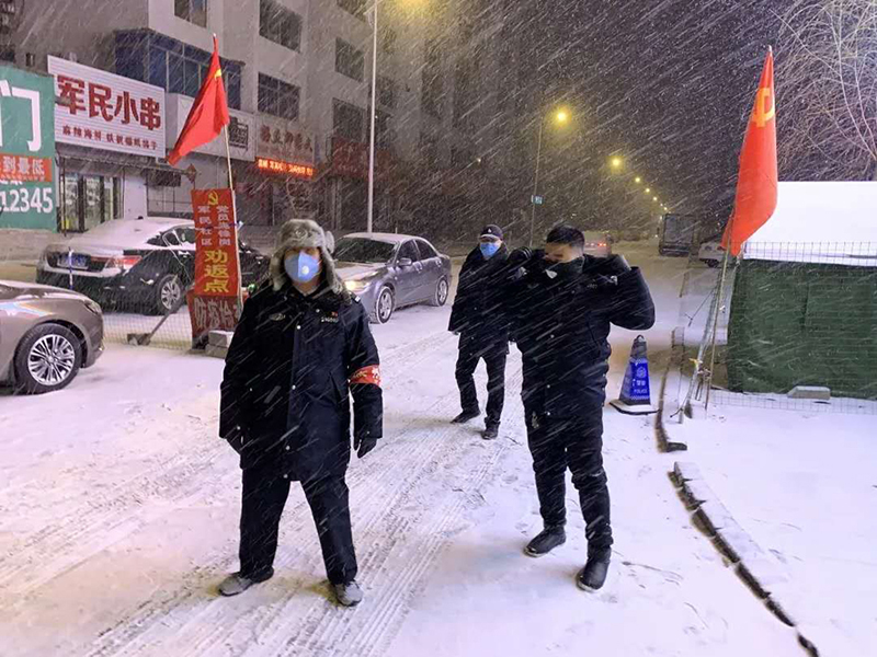 宋楠（左）在社區(qū)勸返點查驗出入人員及車輛