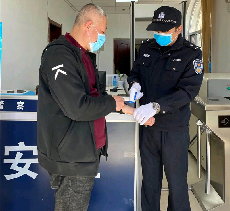 李詩洋（右）正在給到院的當(dāng)事人測體溫
