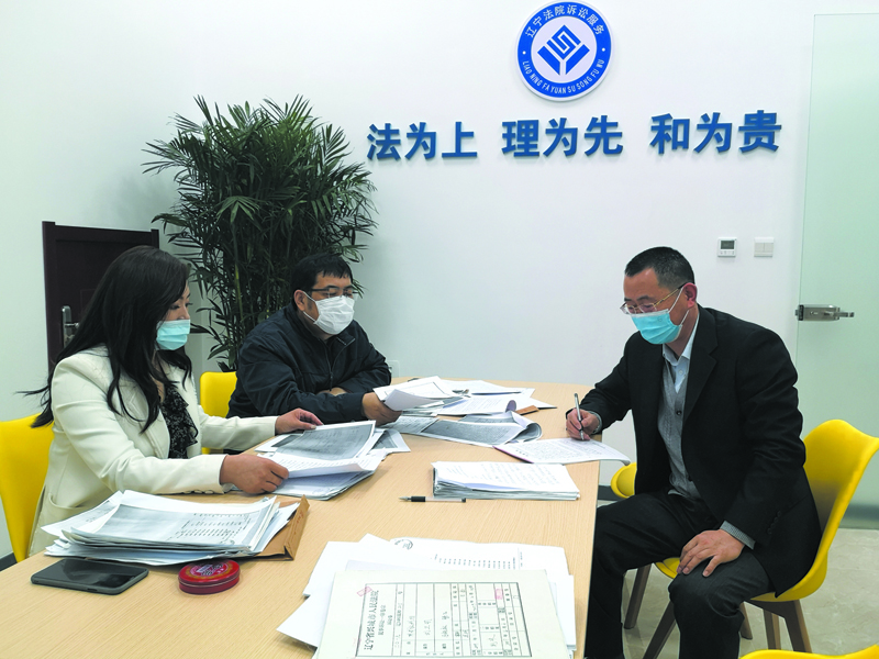 圖1、法官與企業(yè)人員分析案情