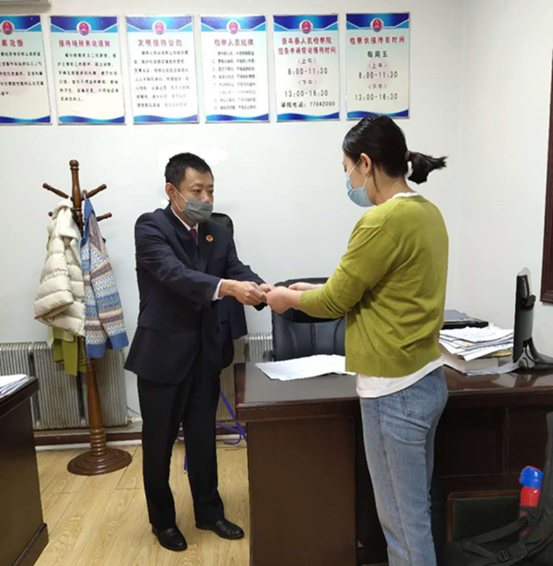 崔勇將3萬(wàn)元司法求助金銀行卡交給張女士