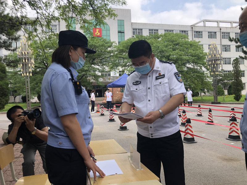 阜新市副市長(zhǎng)、公安局局長(zhǎng)邵希默在考點(diǎn)檢查安保工作