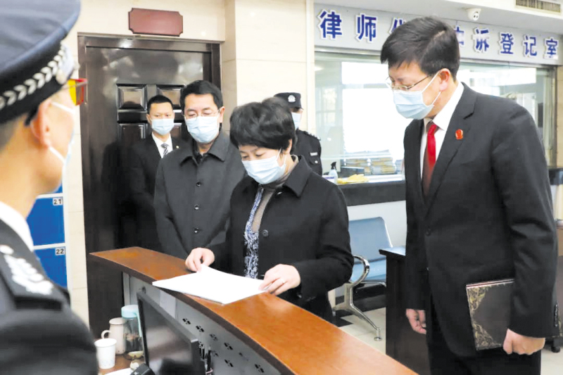 鄭青（右2）在省法院訴訟服務中心調(diào)研（配圖）_編輯