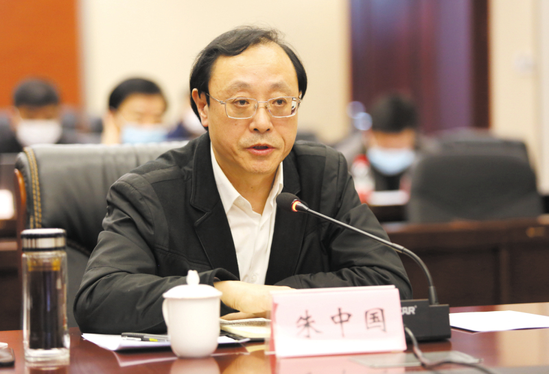 朱中國在進行答疑。