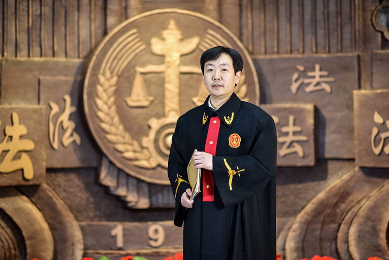 全國(guó)法院辦案標(biāo)兵、沈陽(yáng)中院賈宏斌 (1)