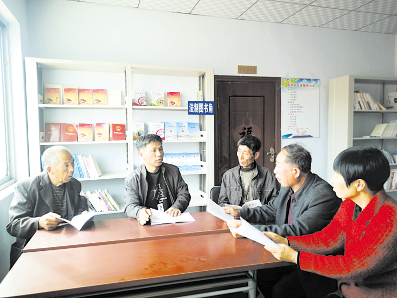 配文1：村民在一起學習法律知識