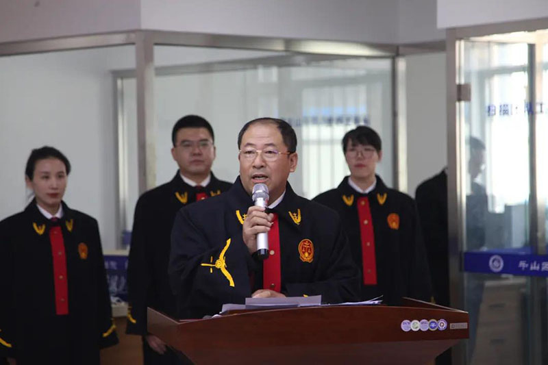 在新任員額法官宣誓儀式上，滕啟剛代表老法官致辭。