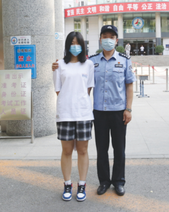 a警察父親的別樣守護(hù)——陳峰與女兒在考點(diǎn)前_編輯