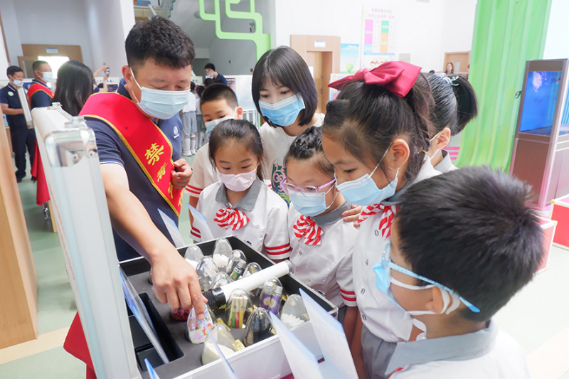 沈陽渾南：禁毒社工為學生講解仿真毒品