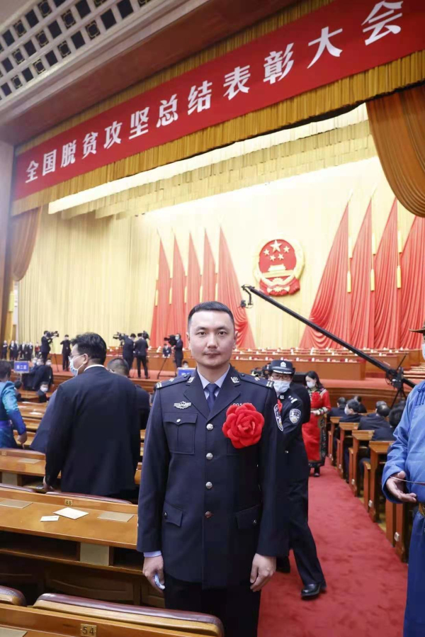 王靖文在全國脫貧攻堅(jiān)總結(jié)表彰大會(huì)現(xiàn)場