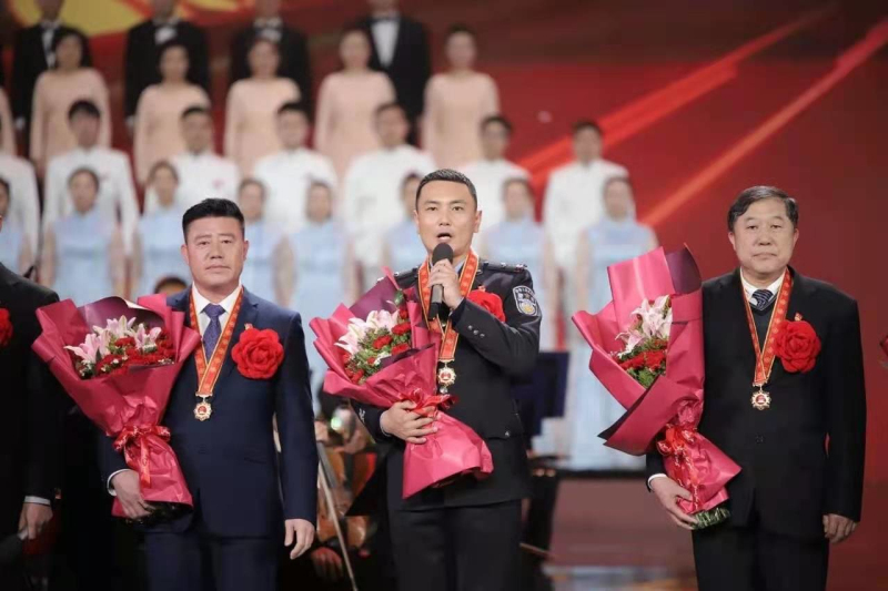 王靖文（中）在央視全國脫貧攻堅(jiān)總結(jié)表彰專題晚會(huì)現(xiàn)場