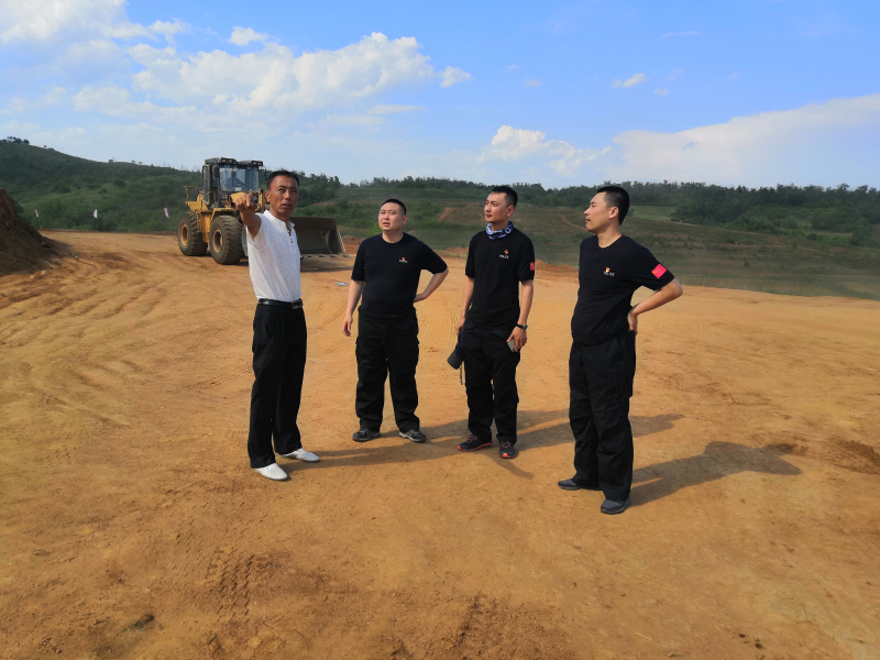 王靖文（右二）與駐村隊(duì)友一起在項(xiàng)目現(xiàn)場查看進(jìn)展情況
