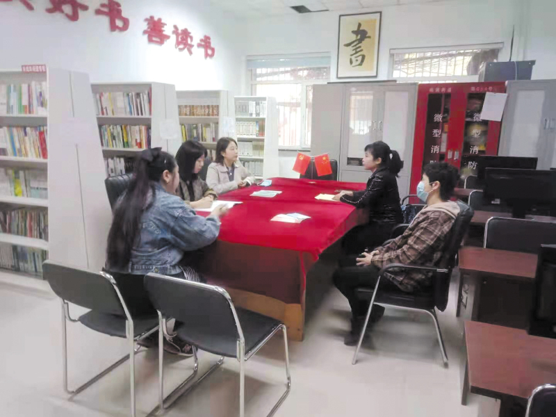 配文1：律師調(diào)解室律師在調(diào)解居民矛盾糾紛。