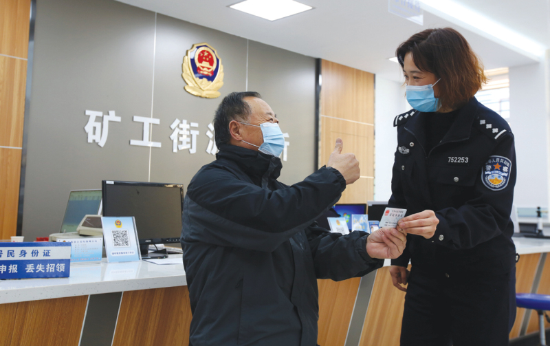 公安機關為群眾辦理臨時身份證 本報記者 蔡冰 攝